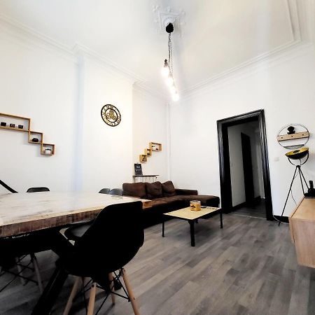 Chambre Privee Au 3E Etage Sans Ascenceur En Plein Centre De Charleroi Apartment Luaran gambar