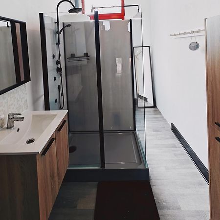 Chambre Privee Au 3E Etage Sans Ascenceur En Plein Centre De Charleroi Apartment Luaran gambar
