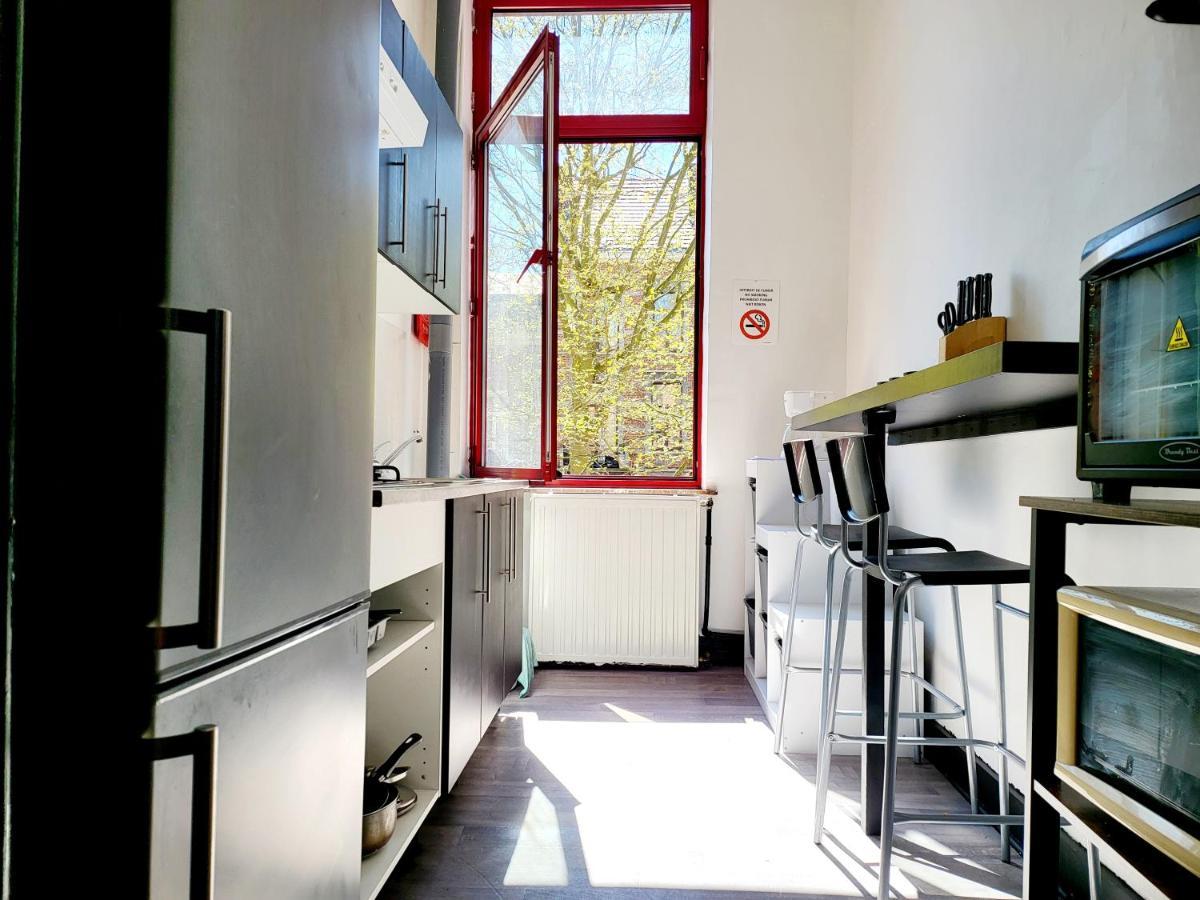 Chambre Privee Au 3E Etage Sans Ascenceur En Plein Centre De Charleroi Apartment Luaran gambar