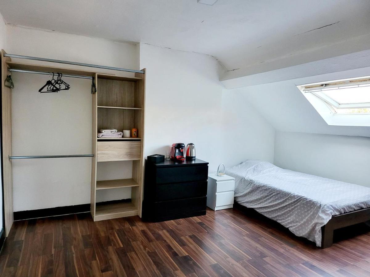Chambre Privee Au 3E Etage Sans Ascenceur En Plein Centre De Charleroi Apartment Luaran gambar